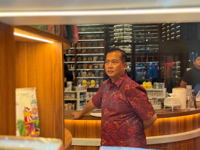 Gubernur NTB, Lalu Muhamad Iqbal mengunjungi sebuah toko buku di Gelanggang Inovasi dan Kreatifitas (GIK) UGM, usai melayani wawancara dengan Pandangan Jogja di Kedai Kopi Pinarak, UGM, pekan terakhir September 2026 lalu. Foto: ESP