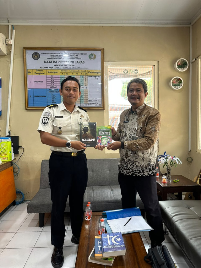 Jendela Ilmu, Lapas Mojokerto Terima Pemberian Buku Karya Klien dari Bapas Surabaya (Foto:HumasLapasMoker)