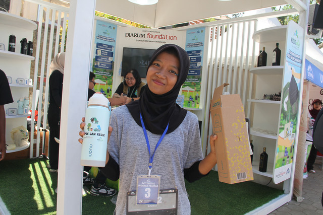 Cicilia Meyza Zipara (16) mendapatkan tumbler usai menukar sampah ke booth Kudus Asik Bakti Lingkungan Djarum Foundation, Minggu (4/10/2026). Foto: Vega Maarijil Ula/kumparan