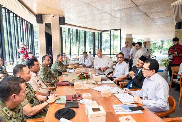 Menteri Sosial Saifullah Yusuf (Gus Ipul) saat bertemu dengan Rektor Unhan RI Letjen TNI (Purn.) Anton Nugroho di Kantor Kemensos, Jakarta, Senin (5/10/2026). Pertemuan tersebut membahas kesiapan program pengabdian kadet Unhan di Sekolah Rakyat. Foto: Kemensos RI
