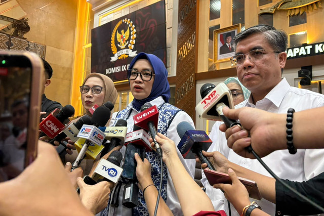 Wakil Ketua Komisi IX DPR Putih Sari dan Menaker Yassierli di Kompleks Parlemen, Senayan, Jakarta, Senin (5/10/2026). Foto: Nasywa Athifah/kumparan