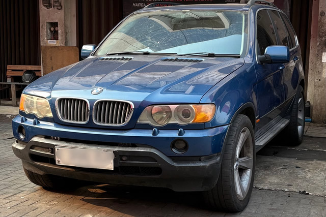 BMW X5 4.400 cc. Foto: Alvian Yoga Yulianto/kumparan