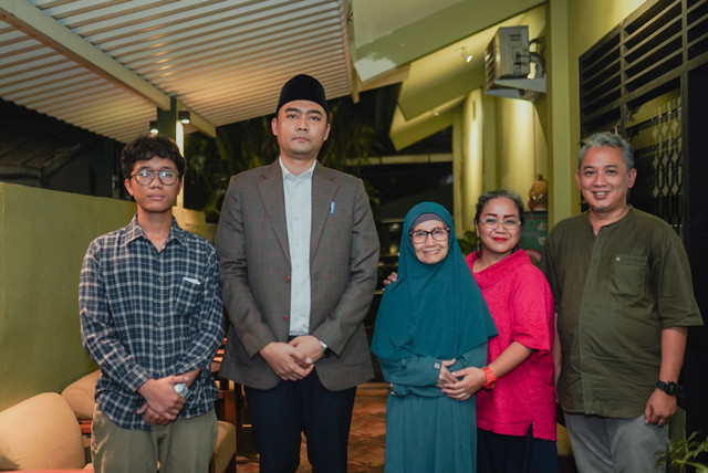Amanda Andono, korban dari kembang api di peringatan Maulid Nabi dan haul di Kebayoran Lama, Jakarta Selatan, dikunjungi Staf Khusus Menteri Agama Gugun Gumilar di kediamannya, Senin (5/10/2026). Foto: Dok. Istimewa