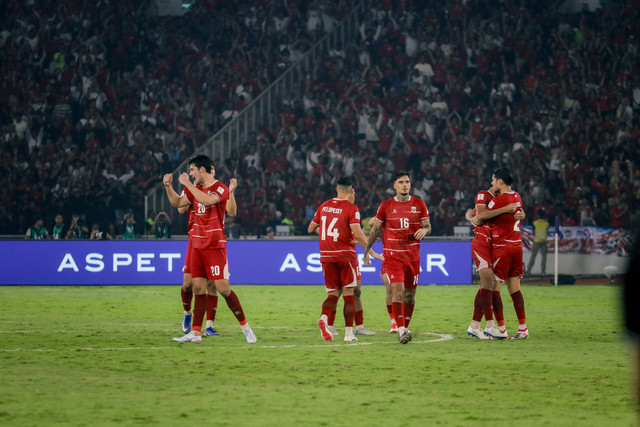 Pemain Timnas Indonesia berselebrasi usai melakukan adu penalti pada pertandingan melawan Thailand pada laga final FIFA ASEAN Cup 2026 di Stadion Utama Gelora Bung Karno (SUGBK), Senayan, Jakarta, Senin (5/10/2026). Foto: Jamal Ramadhan/kumparan