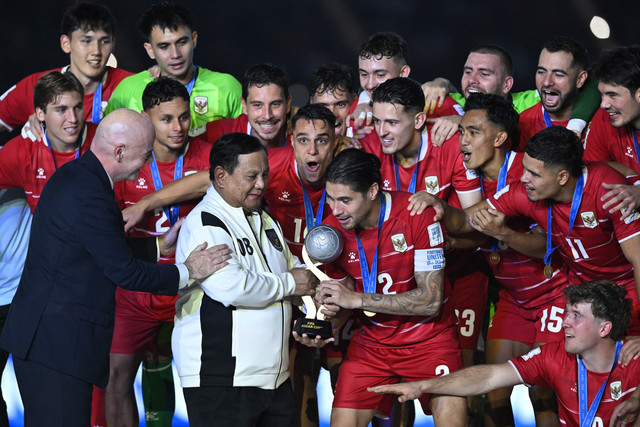 Presiden Prabowo Subianto (kedua kiri) bersama Presiden FIFA Gianni Infantino (kiri) menyerahkan piala juara FIFA ASEAN Cup 2026 kepada Timnas Indonesia di Stadion Utama Gelora Bung Karno (SUGBK), Senayan, Jakarta, Senin (5/10/2026). Foto: M Risyal Hidayat/ANTARA FOTO