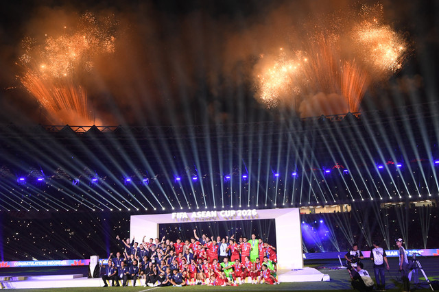 Para pemain, pelatih, dan ofisial Timnas Indonesia berfoto bersama usai menjuarai FIFA ASEAN Cup 2026 di Stadion Utama Gelora Bung Karno (SUGBK), Senayan, Jakarta, Senin (5/10/2026). Foto: M Risyal Hidayat/ANTARA FOTO