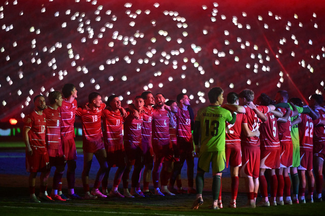 Pesepak bola Timnas Indonesia menyanyikan lagu Tanah Airku usai mengalahkan Timnas Thailand dalam final FIFA ASEAN Cup 2026 di Stadion Utama Gelora Bung Karno (SUGBK), Senayan, Jakarta, Senin (5/10/2026). Foto: Rivan Awal Lingga/ANTARA FOTO