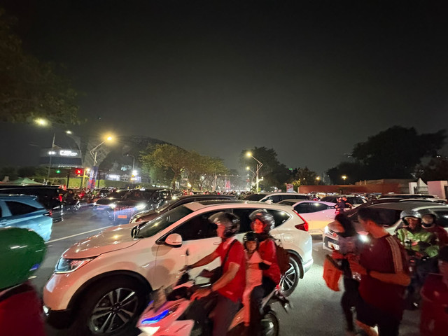 Suasana lalu lintas di kawasan Gerbang Pemuda pintu 10 GBK, Jakarta, Selasa (6/10/2026) dini hari. Foto: Rayyan Farhansyah/kumparan