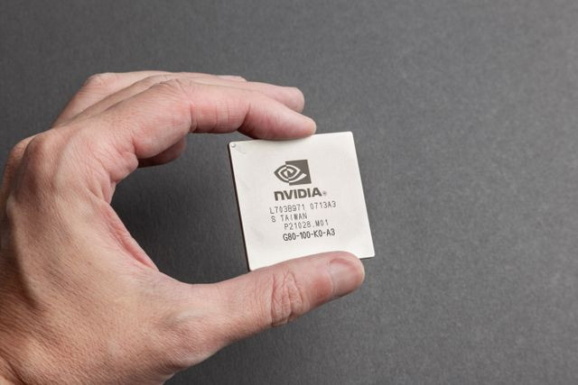 Chip NVIDIA Corp - oleh Stas Knop via Pexels.com. https://www.pexels.com/id-id/foto/orang-tangan-industri-teknologi-19356873/