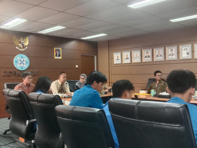Suasana Diskusi: Suasana diskusi interaktif antara mahasiswa Universitas Pamulang dan Anggota Dewan Pers, dalam kunjungan edukatif di Ruang Rapat Gedung Dewan Pers, Jakarta, Selasa (29/9/2026).