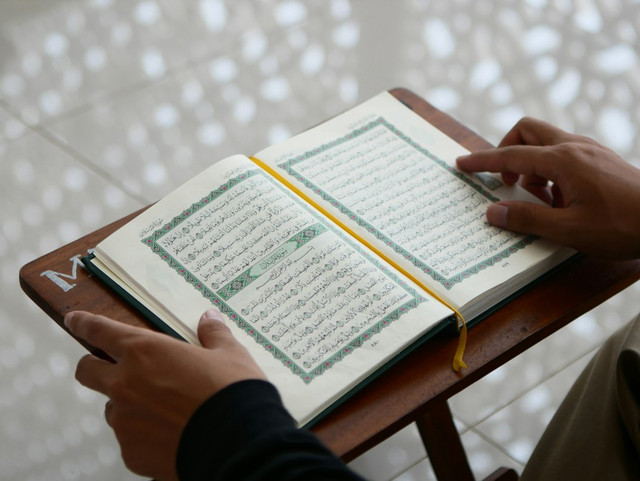 Ilustrasi bunyi bacaan isti'adzah sebelum membaca alquran Al-Qur'an. Foto: Unsplash.com/Masjid MABA