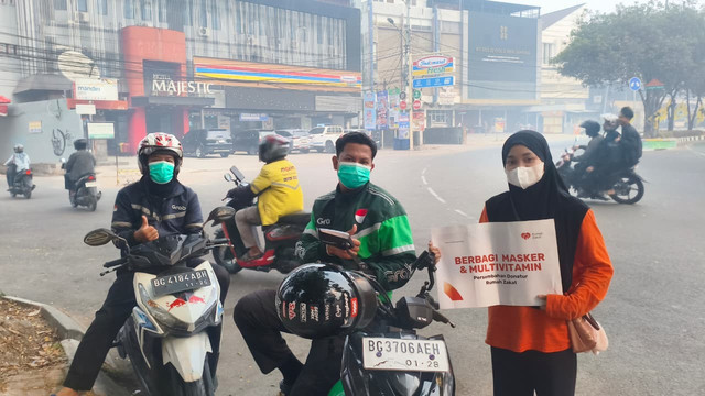Relawan Rumah Zakat Palembang Bagikan Masker dan Multivitamin di Tengah Kabut Asap 2026