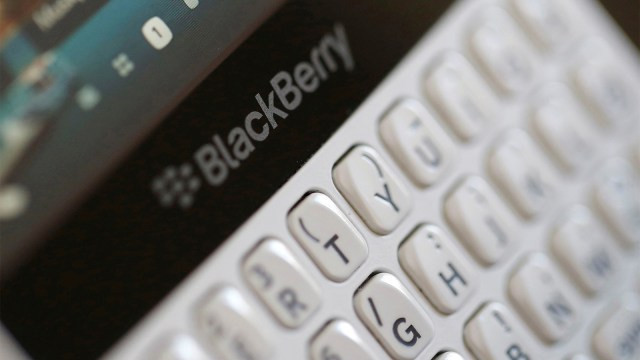 Ilustrasi Blackberry Passport. Foto: REUTERS/ Regis Duvignau/ KumparanTECH
