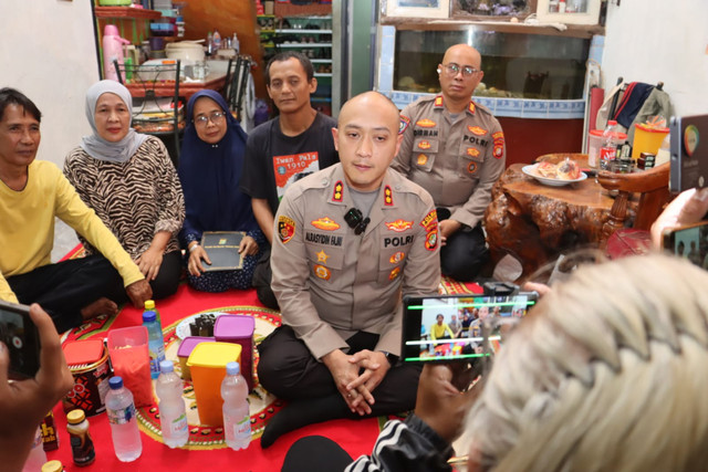 Kapolres Pelabuhan Tanjung Priok, AKBP Alrasyidin Fajri, menyambangi kediaman orang tua Ilyas Salahuddin, salah satu korban penyiksaan ABK KM Maulana 23, di kawasan Sunter Agung, Tanjung Priok, Jakarta Utara, Minggu (4/10/2026). Foto: Dok. Polres Pelabuhan Tanjung Priok