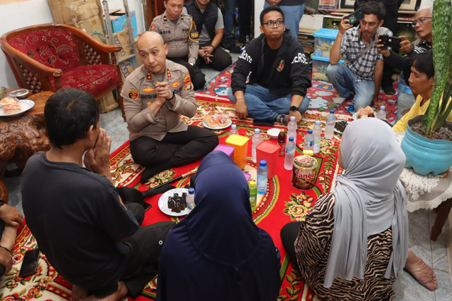 Kapolres Pelabuhan Tanjung Priok, AKBP Alrasyidin Fajri, menyambangi kediaman orang tua Ilyas Salahuddin, salah satu korban penyiksaan ABK KM Maulana 23, di kawasan Sunter Agung, Tanjung Priok, Jakarta Utara, Minggu (4/10/2026). Foto: Dok. Polres Pelabuhan Tanjung Priok