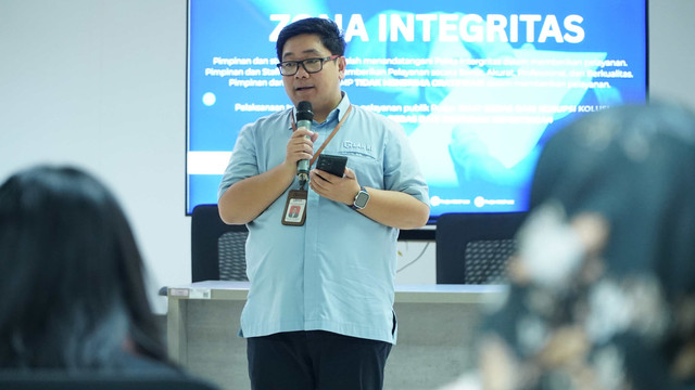 Satria Eka Tri Laksana memaparkan kompetensi Analis Kebijakan, disertai penguatan anti-gratifikasi dan Zona Integritas dalam Ukom JFAK (Humas).