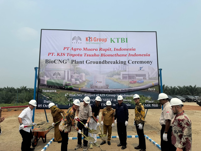 PT Perusahaan Gas Negara (Persero) Tbk (PGN) berkolaborasi Toyota Tsusho Indonesia (TTI) dan PT KIS Biofuels Indonesia (KIS) gelar groundbreaking biomethane plan pada Senin (5/10). Foto: Dok. PGN