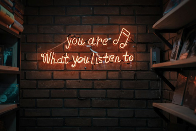Ilustrasi Makna Lagu I was Thinking Nikson Lengkap, Foto: Unsplash/Mohammad Metri