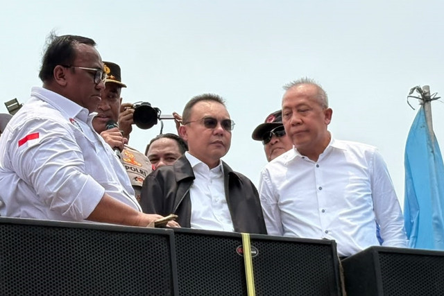 Wakil Ketua DPR Sufmi Dasco Ahmad menemui massa aksi buruh di depan Gedung DPR, Jakarta, Selasa (6/10/2026). Foto: Nasywa Athifah/kumparan