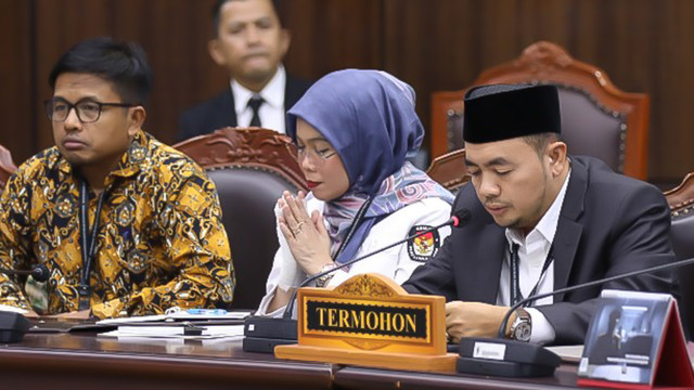 Ketua Komisi Pemilihan Umum Mochammad Afifuddin (kanan) mengikuti sidang pemeriksaan Pendahuluan permohonan Perselisihan Hasil Pemilihan Umum di Ruang Sidang MK, Senin (21/9/2026). Foto: Humas/Ifa