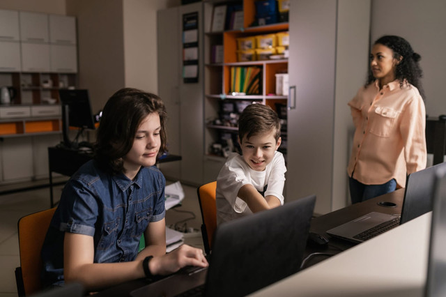 Siswa menggunakan laptop dalam kegiatan pembelajaran di kelas. Foto: Alena Darmel/Pexels.