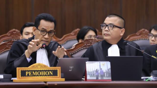 Pemohon Prinsipal Denny Indrayana bersama Kuasa Hukumnya Refly Harun mengikuti sidang lanjutan sengketa Perselisihan Hasil Pemilihan Umum Presiden dan Wakil Presiden di Ruang Sidang MK, Kamis (2/10/2026). Foto: Humas/Ramadhan