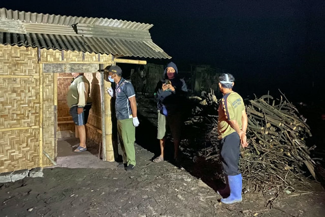 Evakuasi seorang pria tanpa identitas yang ditemukan meninggal dunia di gubuk pinggir Pantai Pandansimo, Kapanewon Srandakan, Kabupaten Bantul, Senin (5/10/2026). Foto: Polres Bantul