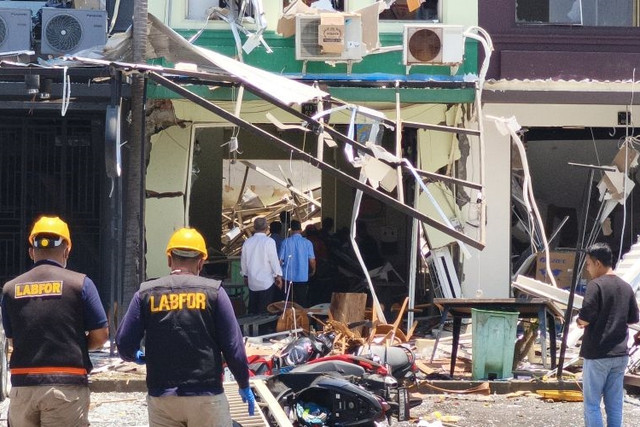 Petugas melakukan olah tempat kejadian perkara (TKP) usai ledakan di kawasan Ruko San Antonio, Pakuwon City, Surabaya, Jawa Timur, Selasa (6/10/2026). Foto: Didik Suhartono/ANTARA FOTO