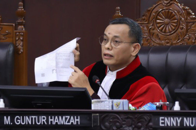 Hakim Konstitusi M Guntur Hamzah saat mengajukan pertanyaan kepada para pihak pada sidang lanjutan sengketa Perselisihan Hasil Pemilihan Umum Presiden dan Wakil Presiden di Ruang Sidang MK, Jumat (2/10/2026). Foto: Humas/Ifa
