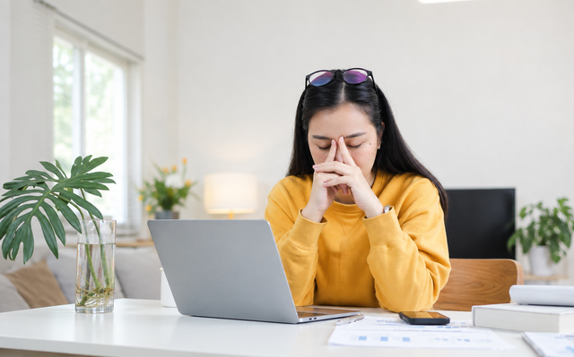 Ilustrasi seorang wanita yang sedang mengalami burnout. Sumber: shutterstock.