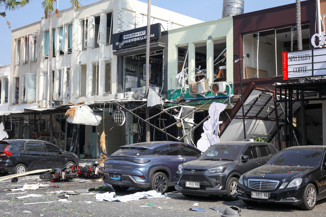 Puing-puing berserakan akibat ledakan di lokasi ledakan di San Antonio Shopping Street, Pakuwon City Surabaya, Jawa Timur, Selasa (6/10/2026). Foto: Didik Suhartono/ANTARA FOTO