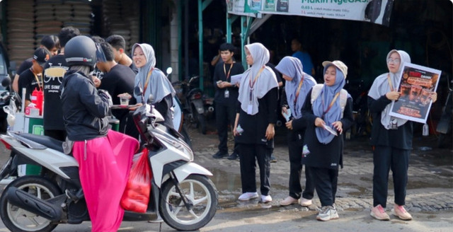 Media: Siswa yang sedang berjualan kopi di pinggir jalan, sumber: Dokumentasi Pribadi