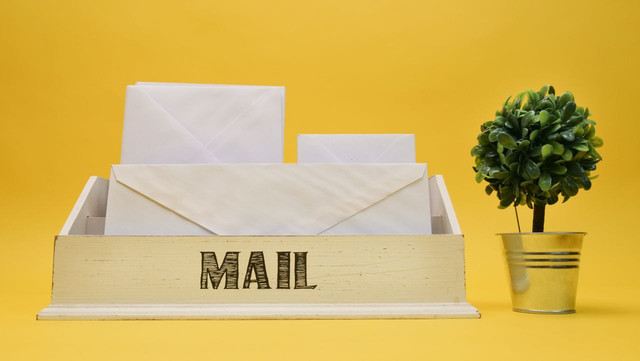 Ilustrasi membahas perbedaan antara email bisnis dan surat bisnis. Foto: Pexels