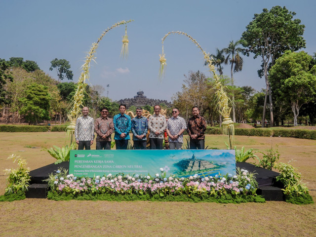 Peresmian kerja sama antara InJourney Destination Management dan Pertamina New and Renewable Energy tentang dekarbonisasi di kawasan Candi Borobudur, pada Senin, (5/10) di Manohara Borobudur Cultural Center. Foto: Dok. Istimewa.