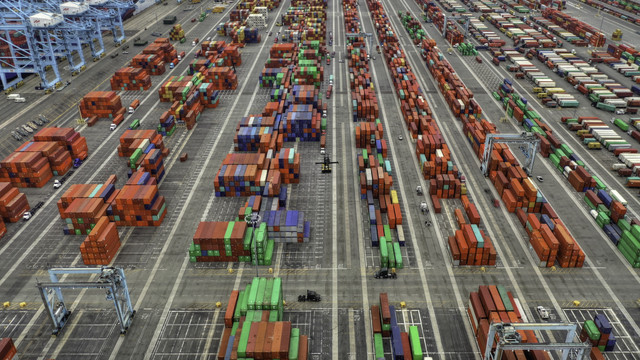 Source: https://www.magnific.com/free-photo/aerial-shot-large-shipping-containers-area_7903766.htm#fromView=search&page=1&position=30&uuid=d5bf534c-1fdf-4bf5-afa9-0c21ffe500e9&track=ais_hybrid&query=global+supply+chain