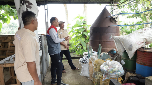 Bantuan alat pencacah plastik dari Pertamina di Kutawaru, Cilacap. Foto: Pertamina