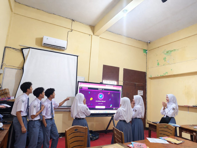 Siswa SMA mengikuti pembelajaran menggunakan teknologi digital di dalam kelas. (Foto: Doc.pribadi)
