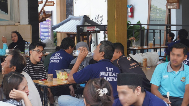 Kunjungan keluarga Warga Binaan yang berlangsung di ruang kunjungan Rutan Magetan. Foto: Dok. Rutan Magetan