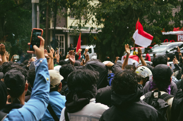 Warga sedang melakukan demo. Sumber : https://images.pexels.com/photos/33957680/pexels-photo-33957680.jpeg