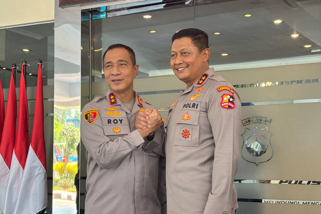 Kapolda Jawa Tengah Irjen Pol Roy Hardi Siahaan bersama Irjen Pol Ribut Hari Wibowo dalam acara pisah sambut di Kapolda Jateng, Selasa (6/10/2026). Foto: Intan Alliva/kumparan