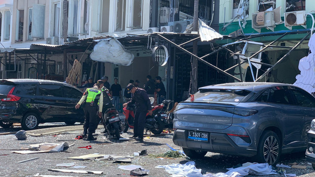 Suasana olah TKP usai ledakan keras di kompleks ruko San Antonio, Pakuwon City, Kecamatan Mulyorejo, Surabaya, Selasa (6/10/2026). Foto: Farusma Okta Verdian/kumparan