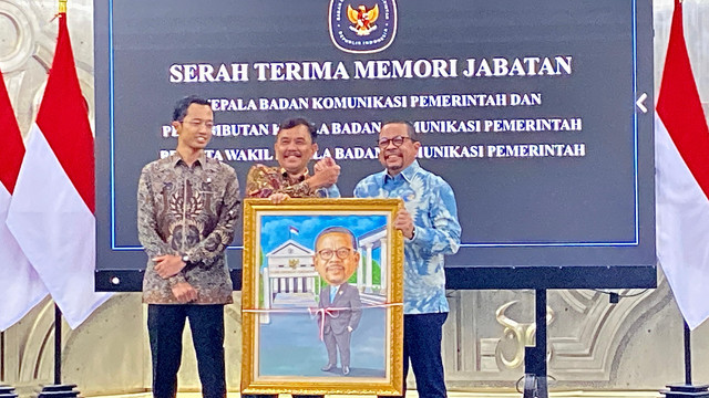 Prosesi Serah Terima Jabatan (Sertijab) Kepala Bakom RI ke-3, Muhammad Qodari kepada Kepala Bakom RI ke-4, Syahganda Nainggolan dan Wakil Kepala Bakom, Fadli Tri Hartono di gedung Bakom RI, Gambir, Jakarta Pusat pada Selasa (6/10/2026). Foto:  Nabilah Siti/kumparan
