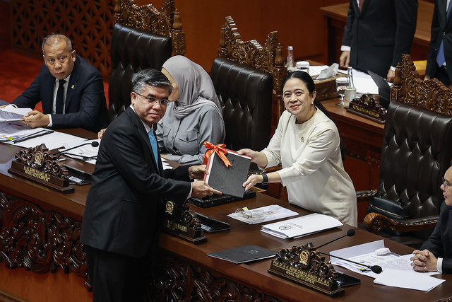 Ketua DPR Puan Maharani menerima berkas pendapat akhir RUU tentang Pelindungan Ketenagakerjaan dari Menaker Yassierli pada Rapat Paripurna Ke-9 DPR Masa Persidangan I Tahun Sidang 2026-2027 di Kompleks Parlemen, Jakarta, Selasa (6/10/2026). Foto: Dhemas Reviyanto/ANTARA FOTO