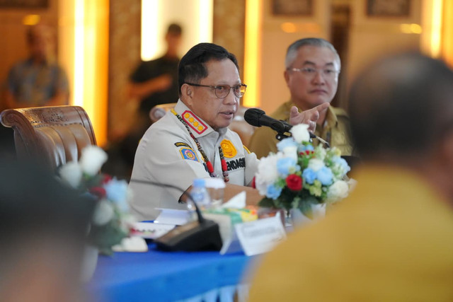 Mendagri Tito Karnavian selaku Kepala BNPP pimpin Rakor percepatan pembangunan infrastruktur jalan perbatasan dengan Pemkab Malinau dan Kementerian PU di Malinau, Kalimantan Utara, Selasa (6/10/2026). Foto: Dok. Kemendagri