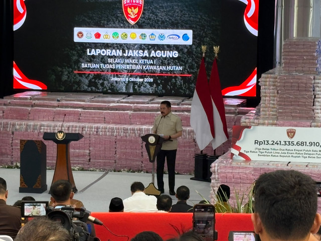 Jaksa Agung ST Burhanuddin di acara penyerahan hasil denda satgas PKH di Kejagung, Jakarta Selatan, Selasa (6/10/2026). Foto: Rayyan Farhansyah/kumparan