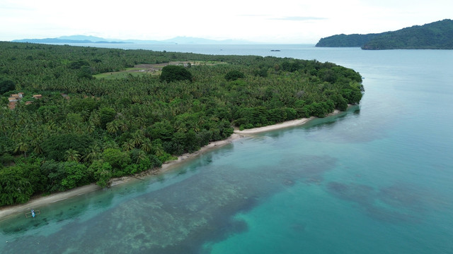 Pulau Sebesi. Foto: Saherio Hindami/Shutterstock