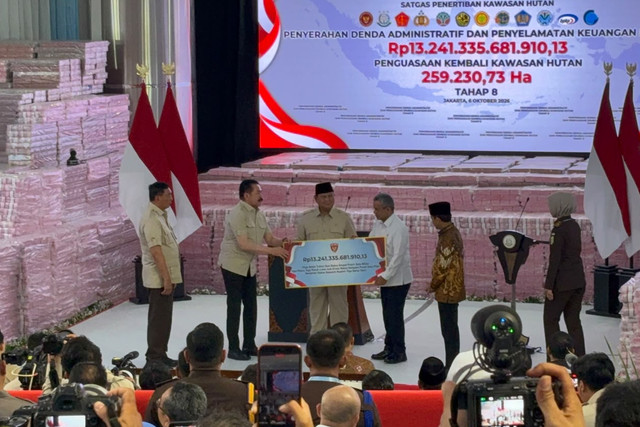 Presiden Prabowo Subianto dalam penyerahan hasil denda dan hasil penguasaan kembali kawasan hutan tahap VIII dari Kejaksaan Agung kepada negara, Selasa (6/10/2026). Foto: Rayyan/Kumparan