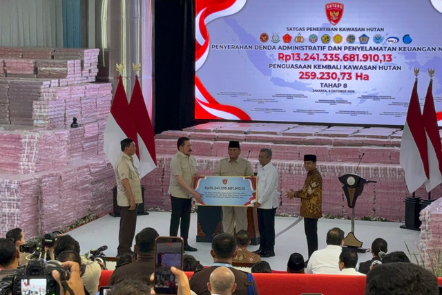 Presiden Prabowo Subianto dalam penyerahan hasil denda dan hasil penguasaan kembali kawasan hutan tahap VIII dari Kejaksaan Agung kepada negara, Selasa (6/10/2026). Foto: Rayyan/Kumparan
