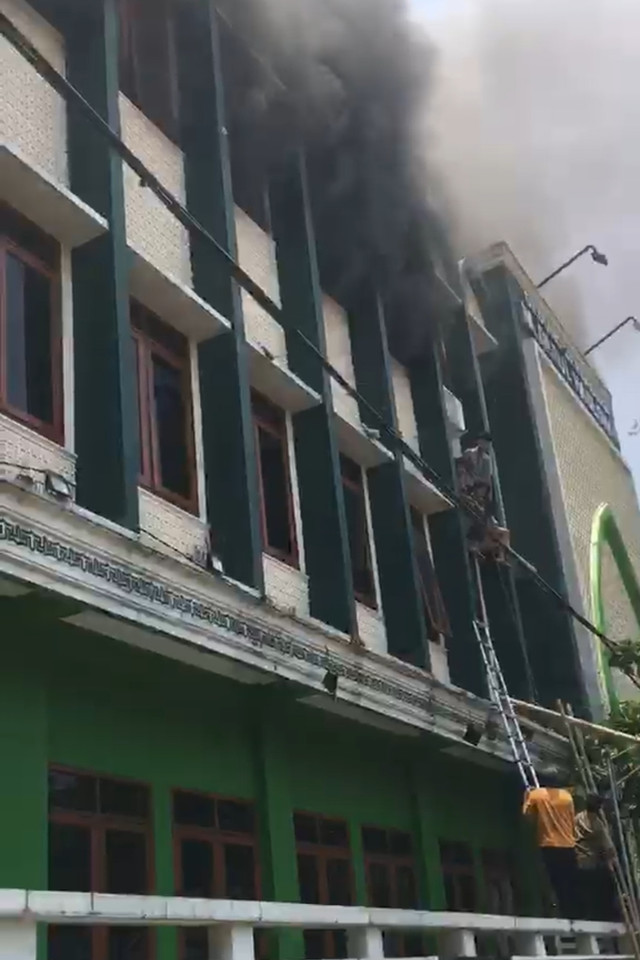 Kebakaran Gedung Darul Hadlonah Muslimat NU Kudus, Jawa Tengah, Selasa (6/10/2026). Foto: Dok. BPBD Kudus 