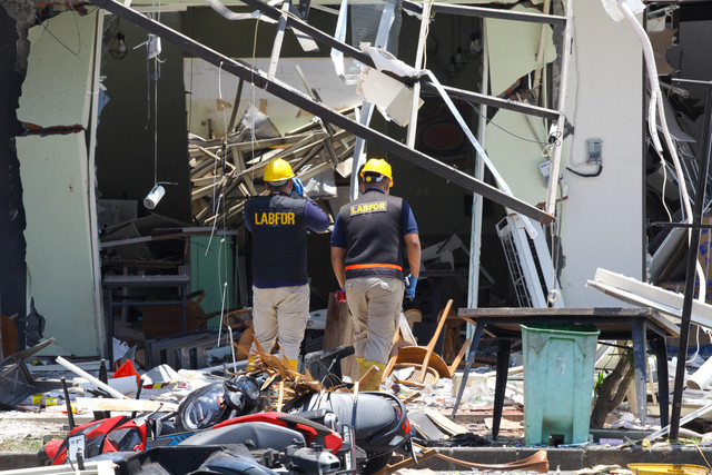 Tim Identifikasi Ditreskrimum Polda Jawa Timur melakukan olah tempat kejadian perkara (TKP) di lokasi ledakan di San Antonio Shopping Street, Pakuwon City, Surabaya, Jawa Timur, Selasa (6/10/2026). Foto: Didik Suhartono/ANTARA FOTO